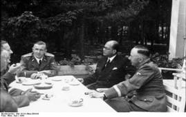 http://upload.wikimedia.org/wikipedia/commons/6/61/Bundesarchiv_Bild_101III-Alber-064-04,_Subhas_Chandra_Bose_bei_Heinrich_Himmler.jpg